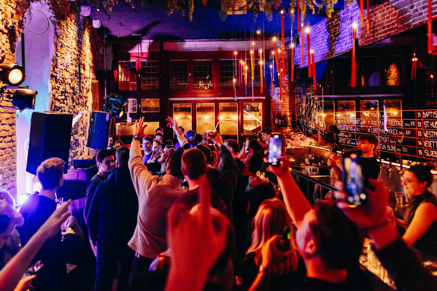 Het interieur van Dragòn, een premium beer café in Klein Turkije, Gent