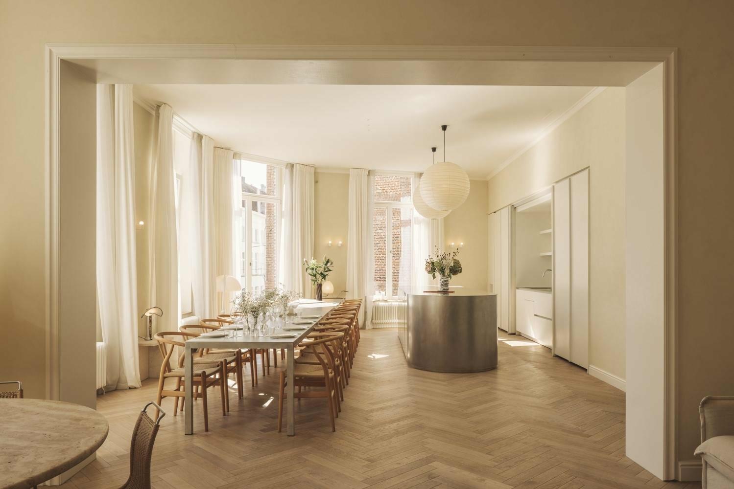 Interieur van het design appartement met design meubelen en kunst