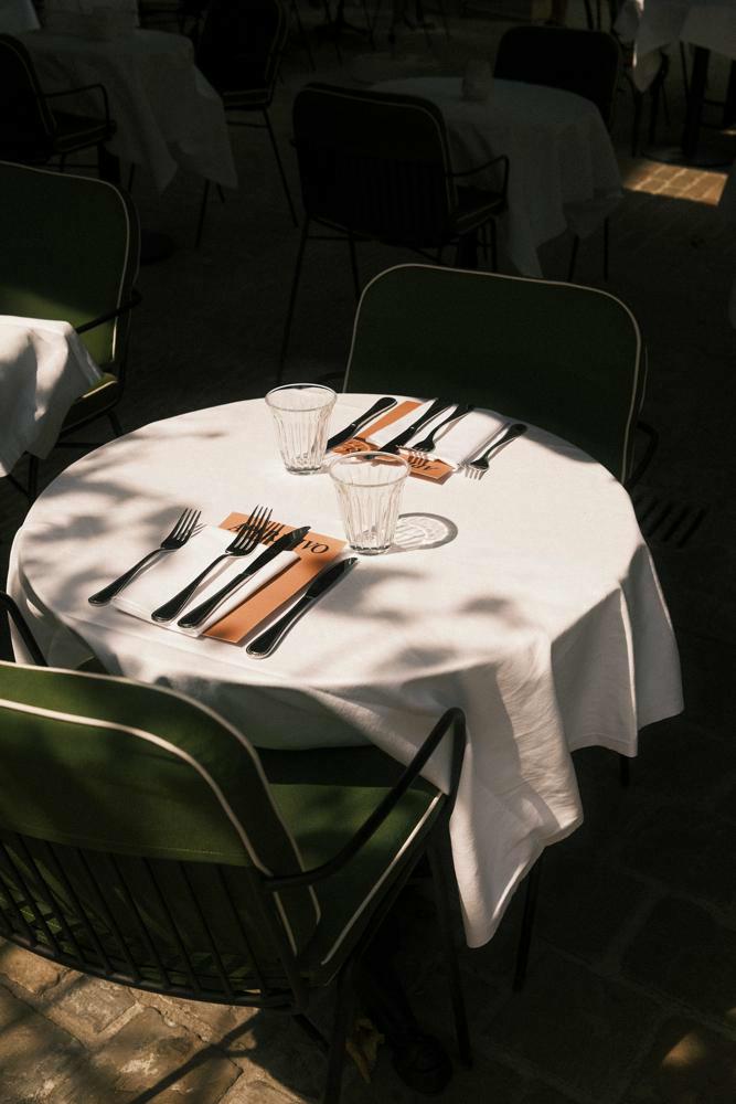 Italiaanse nonna die paste in haar haren draagt in plaats van krulspelden